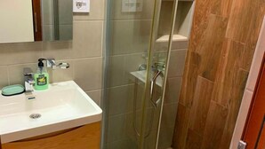 Chambre, 1 chambre, fumeur, balcon | Salle de bain