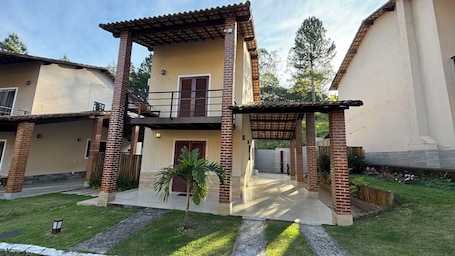 外観. Cozy 2-bedroom chalet in wonderful Vila Benfica Itatiaia with AC, WiFi