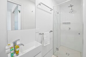 Dusche, Haartrockner, HandtĂŒcher