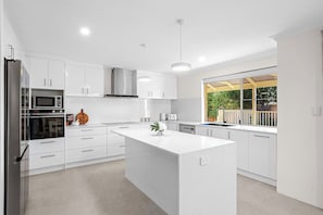 Fridge, microwave, oven, stovetop - Beautiful Home away from Home beside the beach (Perth)