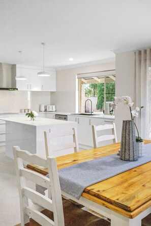 Fridge, microwave, oven, stovetop - Beautiful Home away from Home beside the beach (Perth)