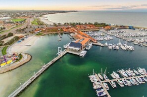 Marina - Beautiful Home away from Home beside the beach (Perth)