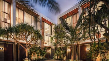Villa de lujo, 2 habitaciones, balcón, vista a la alberca | Ropa de cama de alta calidad, escritorio, wifi gratis y ropa de cama