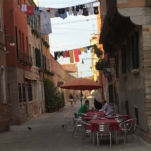 Apartment, 2 Schlafzimmer | Speisen im Freien