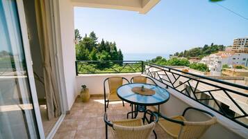 Room, 1 Bedroom, Smoking, Balcony | Outdoor dining