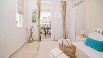 Room, 1 Bedroom, Smoking, Balcony | Bahagian dalam