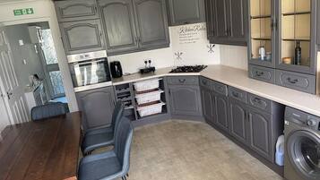 House | Private kitchen | Fridge, microwave, oven, stovetop