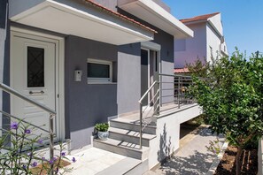 Exterior detail - Hermes Getaway Medeia (Rodos)