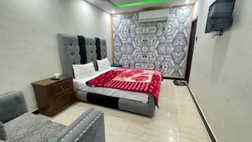 Habitación Deluxe con 1 cama matrimonial o 2 individuales | 1 habitación, insonorización y tabla de planchar con plancha