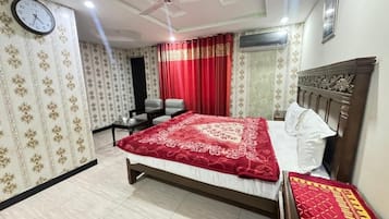 Habitación Deluxe con 1 cama matrimonial o 2 individuales | Insonorización, tabla de planchar con plancha y wifi gratis