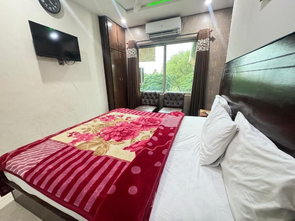 Habitación Deluxe con 1 cama matrimonial o 2 individuales | Insonorización, tabla de planchar con plancha y wifi gratis 