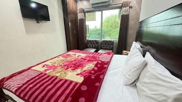 Habitación Deluxe con 1 cama matrimonial o 2 individuales | Insonorización, tabla de planchar con plancha y wifi gratis