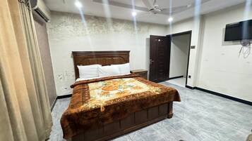 Habitación Deluxe con 1 cama matrimonial o 2 individuales | Insonorización, tabla de planchar con plancha y wifi gratis