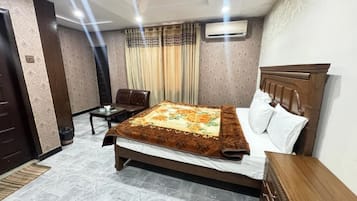 Habitación Deluxe con 1 cama matrimonial o 2 individuales | 1 habitación, insonorización y tabla de planchar con plancha