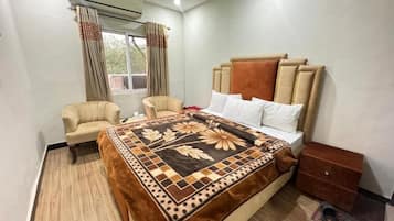 Habitación Deluxe con 1 cama matrimonial o 2 individuales | 1 habitación, insonorización y tabla de planchar con plancha