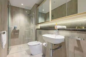 Ducha, secador de pelo, toallas