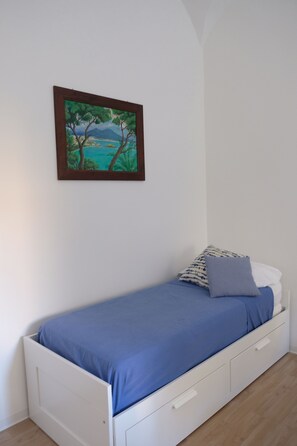 2 camere, una scrivania, ferro/asse da stiro, culla da viaggio