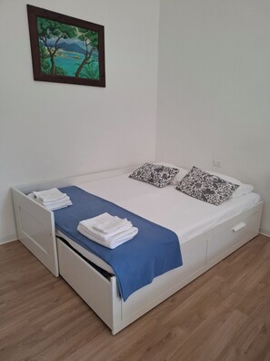 2 habitaciones, escritorio y tabla de planchar con plancha 