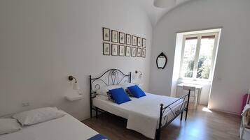 2 Schlafzimmer, Schreibtisch, Bügeleisen/Bügelbrett, Reisekinderbett