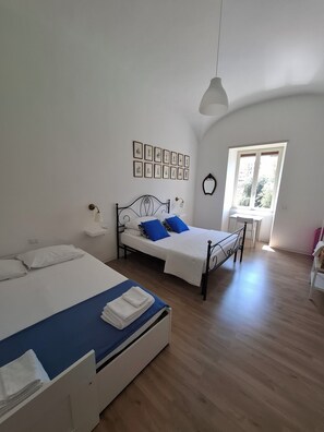 2 slaapkamers, een bureau, een strijkplank/strijkijzer, reisbedje