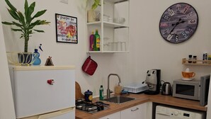Kaffetrakter/tekoker, kjøleskap, mikrobølgeovn og kokeplater