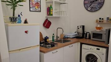Wasserkocher mit Kaffee-/Teezubehör, Kühlschrank, Mikrowelle, Herdplatte