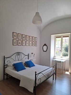 2 camere, una scrivania, ferro/asse da stiro, culla da viaggio