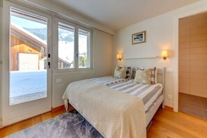 3 habitaciones, escritorio y tabla de planchar con plancha 