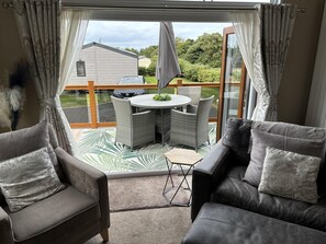 Cabana | Sala d'estar | Televisor i llar de foc 