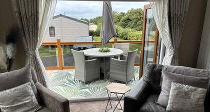 Edinburgh Lodge-sleeps 6-pet Friendly-beach&views
