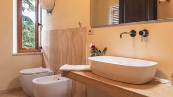 Een haardroger, handdoeken, zeep, shampoo