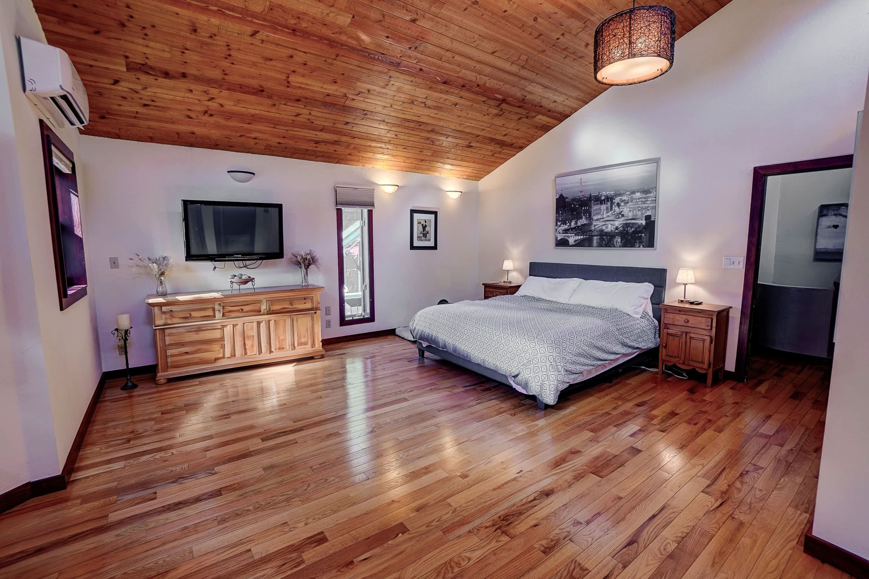 4 bedrooms, desk, iron/ironing board, WiFi