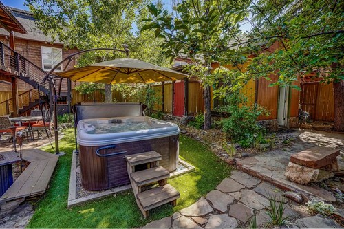 Hot tub, 4B/3B, private yard, walk to downtown