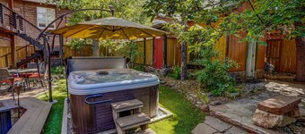 Hot tub, 4B/3B, private yard, walk to downtown