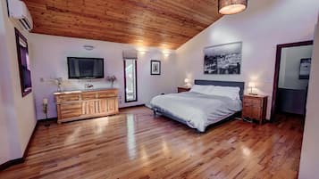 4 bedrooms, desk, iron/ironing board, WiFi