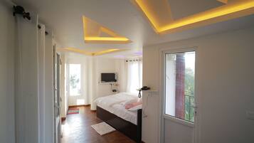 6 bedrooms, WiFi, bed sheets