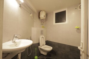 Douche, bidet, serviettes fournies, savon