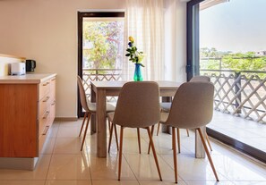 Luxury Apartment | In-room dining - Phaedrus Living Moschato City Flat (Moschato-Tavros)