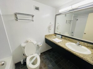 Shower, hair dryer, towels - LA82 Beautiful Studio on the beach + pool+ hot tub (Myrtle Beach)