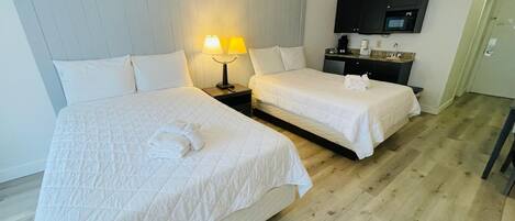 Tabla de planchar con plancha, wifi y ropa de cama