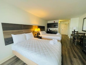 Een strijkplank/strijkijzer, wifi, beddengoed