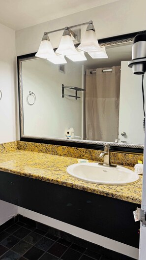 Chuveiro, secador de cabelo, toalhas de banho, papel higiênico