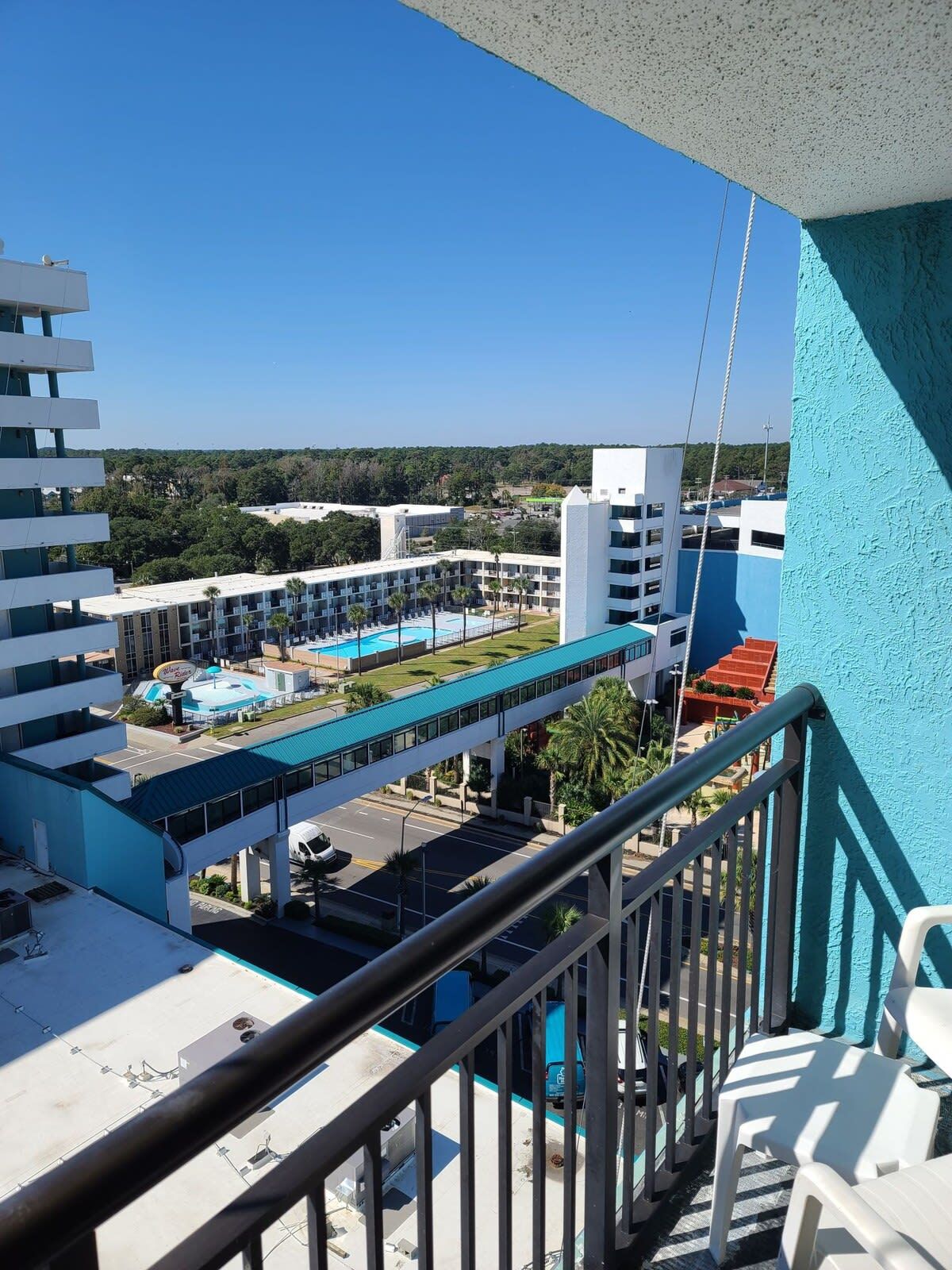 Et hotel med swimmingpool, flere etager og udsigt over det omkringliggende område.