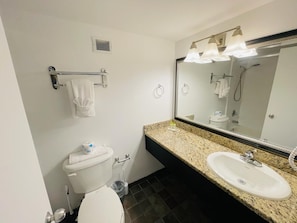 Shower, hair dryer, towels - LA14 Great condo right on the beach+pool+hot tub (Myrtle Beach)