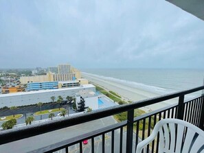 Property grounds - LA19 Cozy Ocean View studio on the beach + pool (Myrtle Beach)