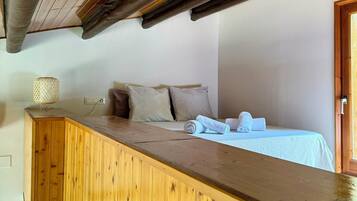 Comfort Apartment, Patio, Mountain View | Dilengkapkan perabot secara berasingan, ruang kerja komputer riba