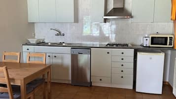 Comfort Apartment, Patio, Mountain View | Dapur peribadi | Peti sejuk/penyejuk beku saiz penuh, ketuhar gelombang mikro, dapur