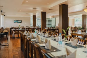 Restaurant - Finns Weaver Resort Kaziranga (Bokakhat)