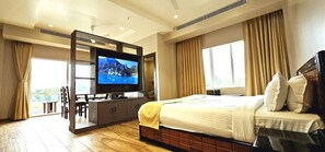 Brahmaputra Family suite | Desk, rollaway beds, free WiFi, bed sheets - Finns Weaver Resort Kaziranga (Bokakhat)