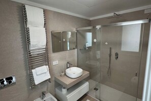 Bruser, bidet, håndklæder, Toiletpapir